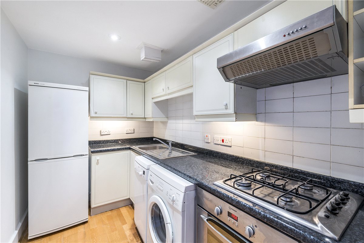 2 bedroom flat, St Stephens Avenue, London W12 - Let Agreed