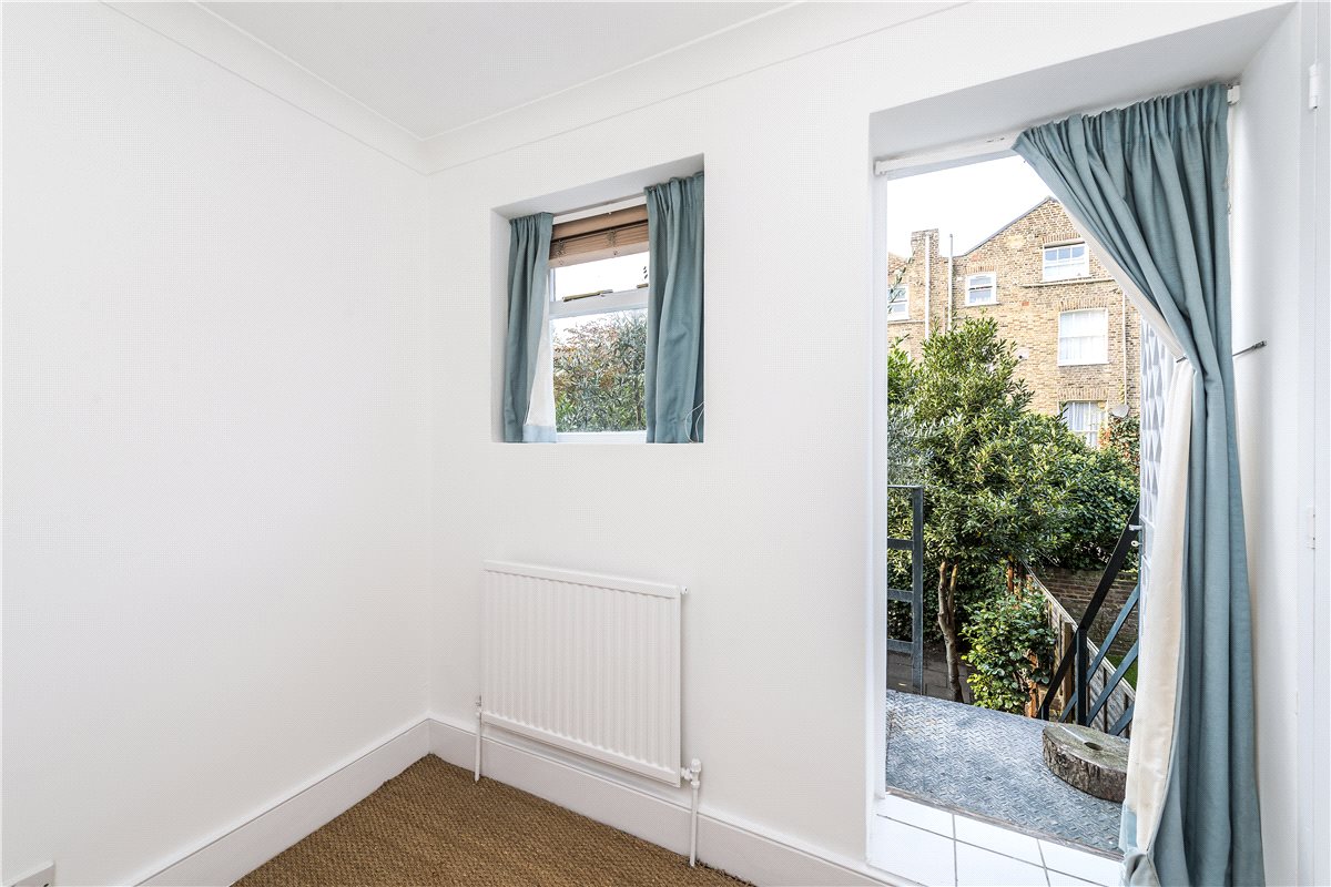 2 bedroom flat, St Stephens Avenue, London W12 - Let Agreed