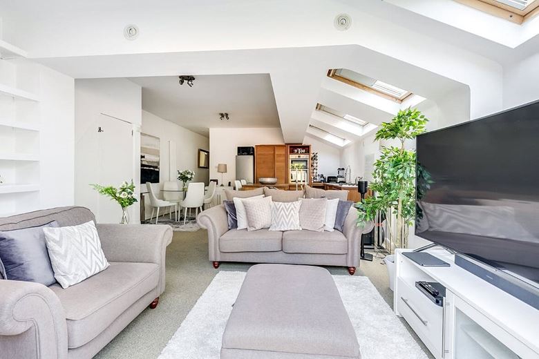 2 bedroom flat, Inglethorpe Street, London SW6 - Available