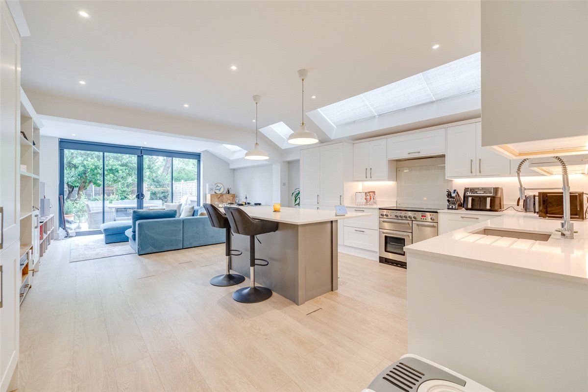 2 bedroom flat, Niton Street, Bishops Park SW6 - Let Agreed