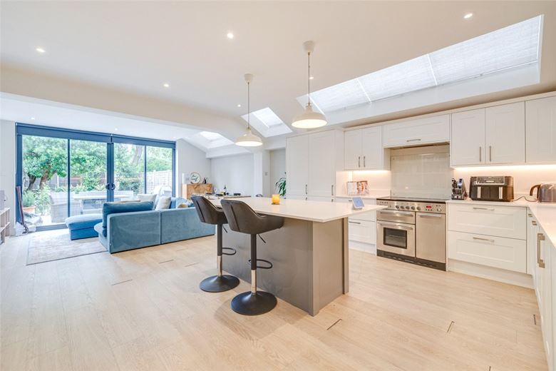 2 bedroom flat, Niton Street, Bishops Park SW6 - Let Agreed