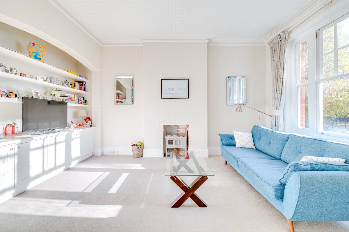 2 bedroom flat, Bishops Mansions, Bishops Park Road SW6 - Let Agreed