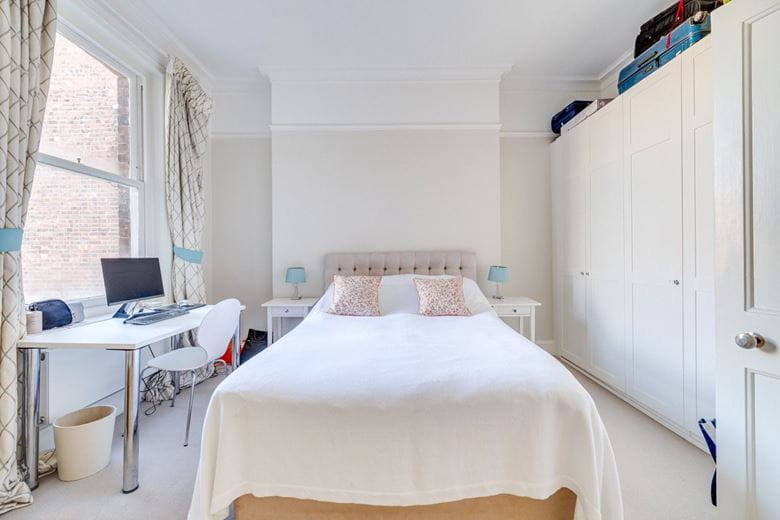 2 bedroom flat, Bishops Mansions, Bishops Park Road SW6 - Let Agreed