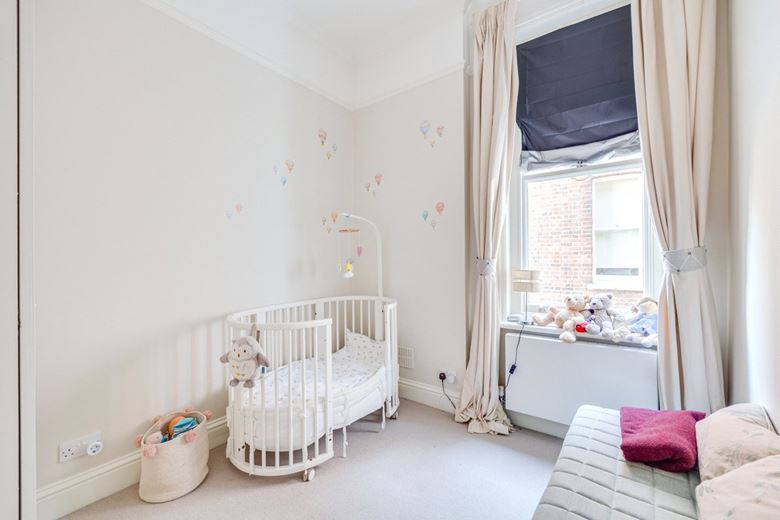 2 bedroom flat, Bishops Mansions, Bishops Park Road SW6 - Let Agreed