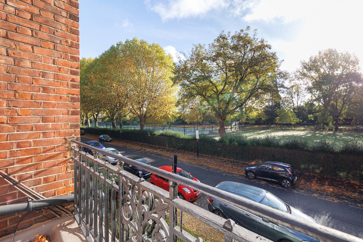 2 bedroom flat, Bishops Mansions, Bishops Park Road SW6 - Let Agreed