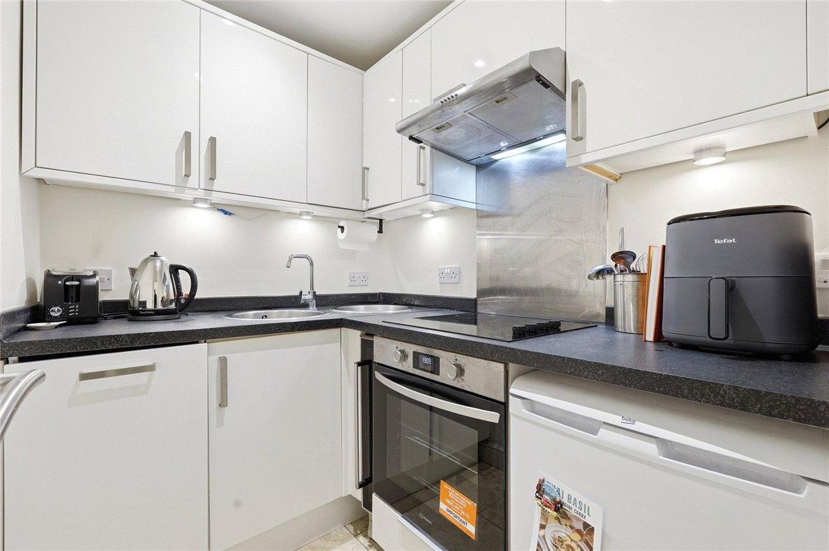 1 bedroom flat, Crookham Road, London SW6 - Available