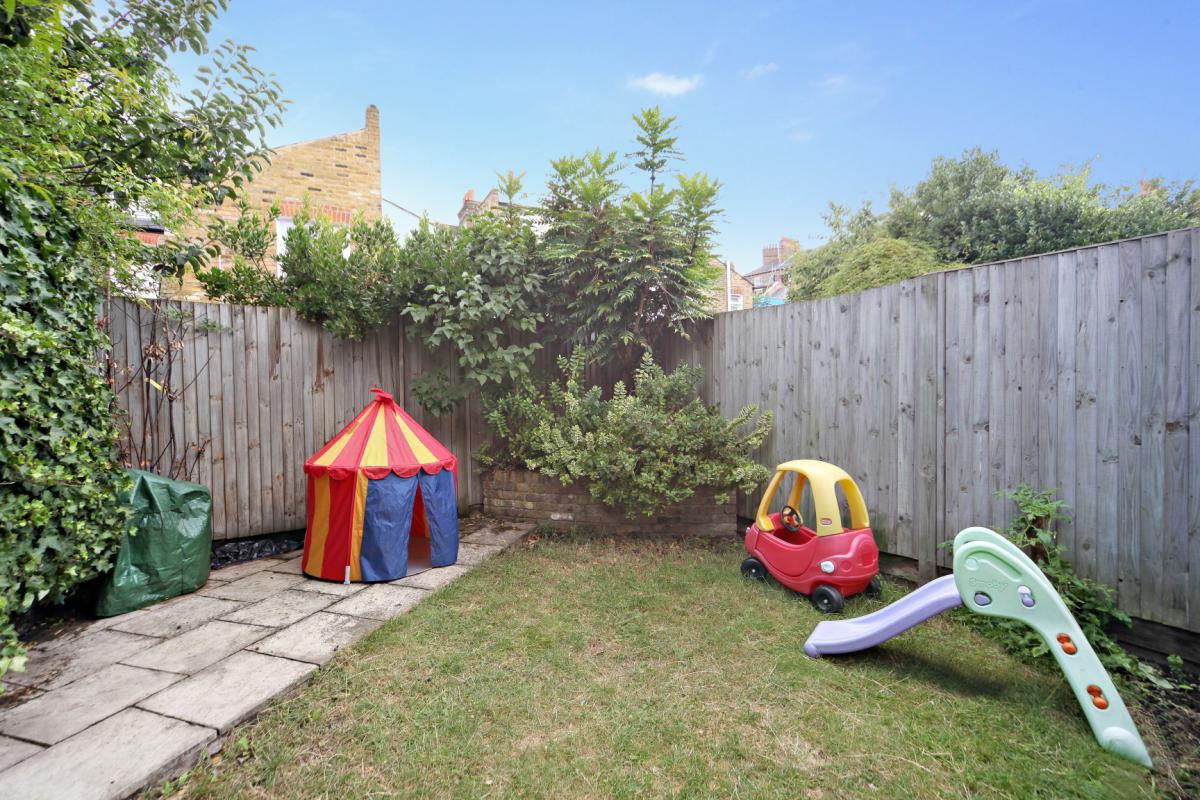 2 bedroom flat, Firth Gardens, London SW6 - Let Agreed