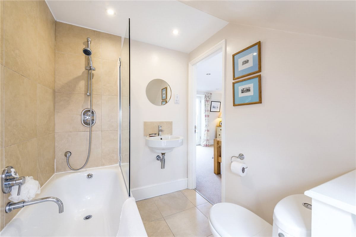 2 bedroom flat, Inglethorpe Street, London SW6 - Let Agreed