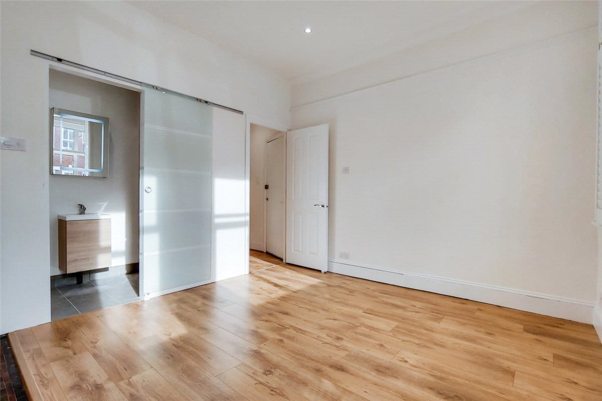 2 bedroom flat, Sedlescombe Road, London SW6 - Let Agreed