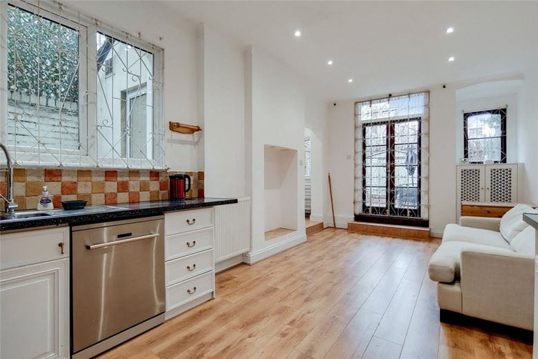 2 bedroom flat, Sedlescombe Road, London SW6 - Let Agreed