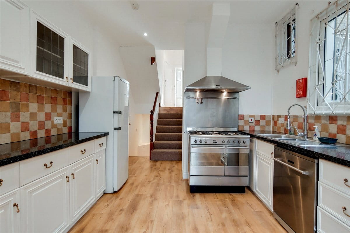 2 bedroom flat, Sedlescombe Road, London SW6 - Let Agreed