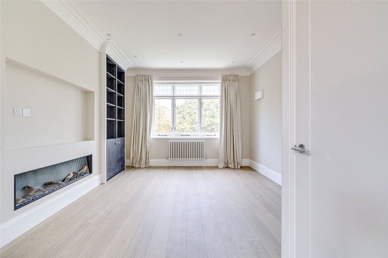3 bedroom flat, Colehill Gardens, Fulham Palace Road SW6 - Let Agreed