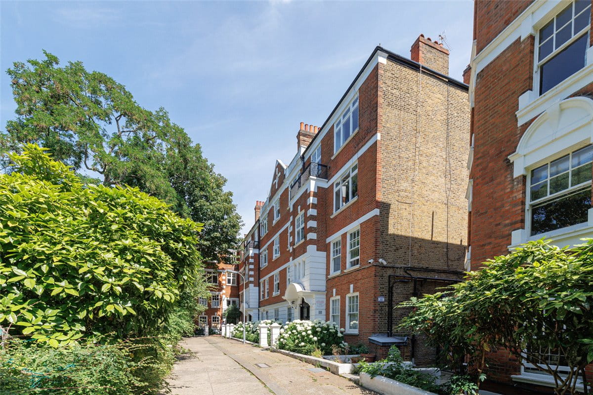 3 bedroom flat, Colehill Gardens, Fulham Palace Road SW6 - Let Agreed