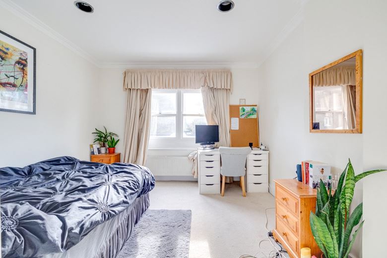 3 bedroom maisonette, Fulham Road, London SW6