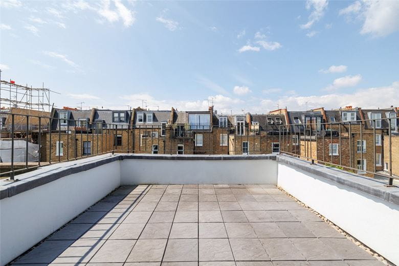 3 bedroom flat, Radipole Road, London SW6 - Available