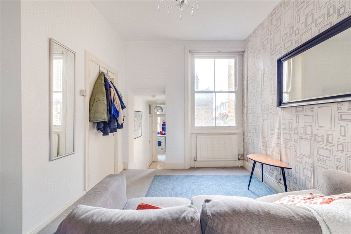 2 bedroom flat, Fulham Road, London SW6 - Available