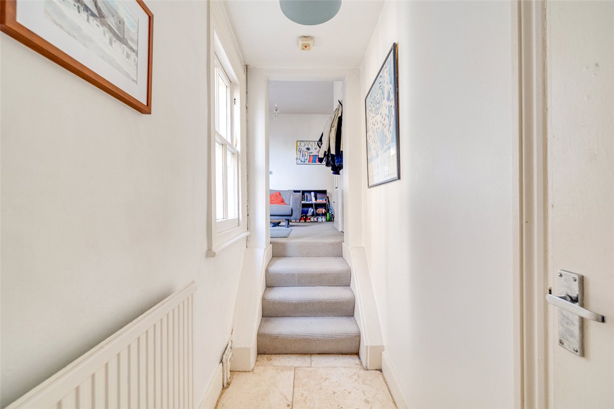 2 bedroom flat, Fulham Road, London SW6 - Available