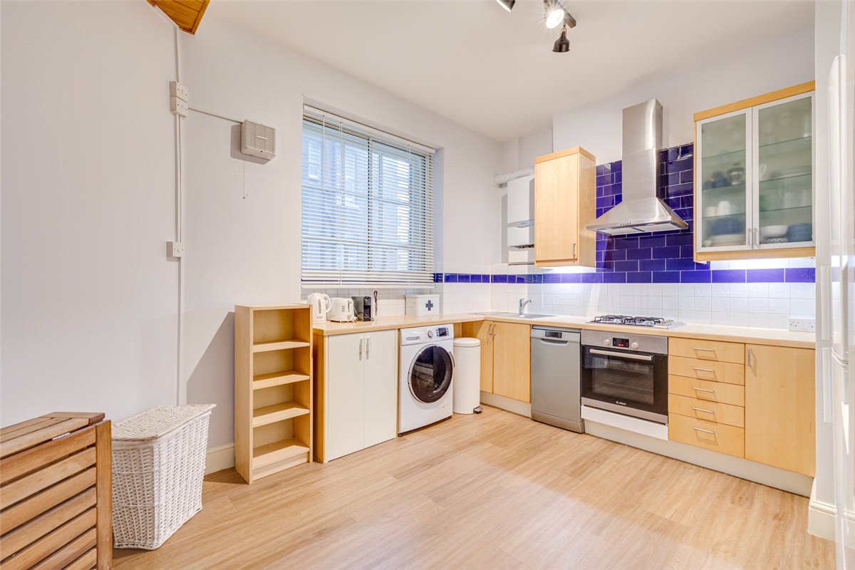 2 bedroom flat, Fulham Road, London SW10 - Let Agreed