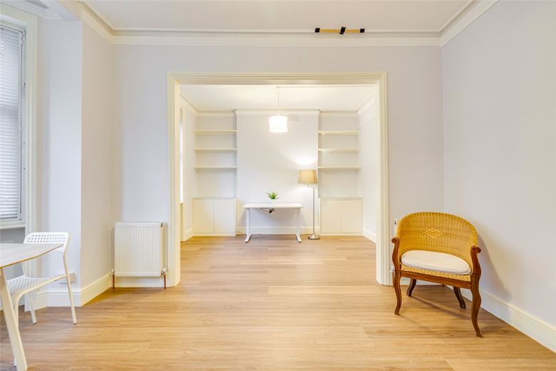 2 bedroom flat, Fulham Road, London SW10 - Let Agreed