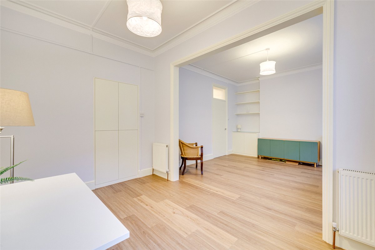 2 bedroom flat, Fulham Road, London SW10 - Let Agreed