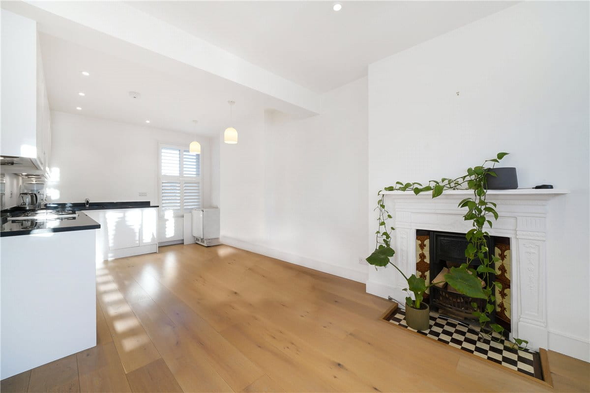 2 bedroom flat, Langthorne Street, London SW6
