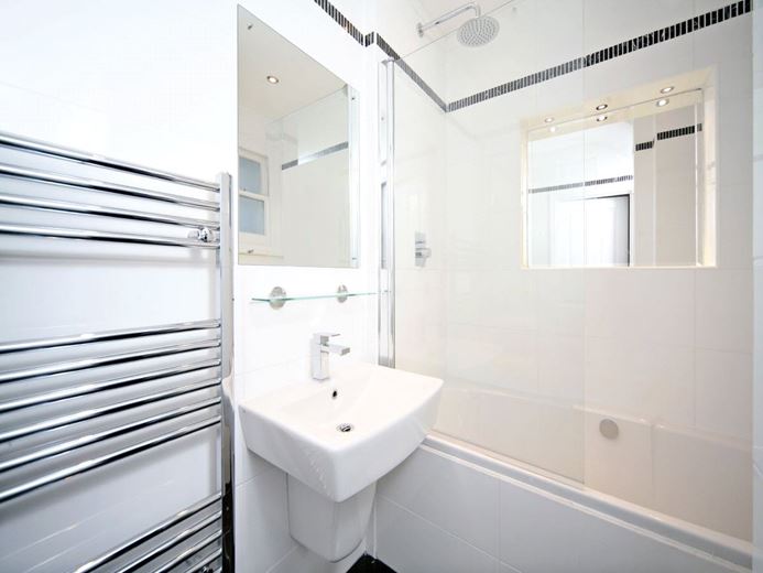 1 bedroom flat, Dorncliffe Road, London SW6 - Available