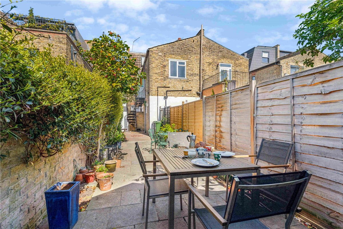 3 bedroom flat, Queensmill Road, London SW6 - Available