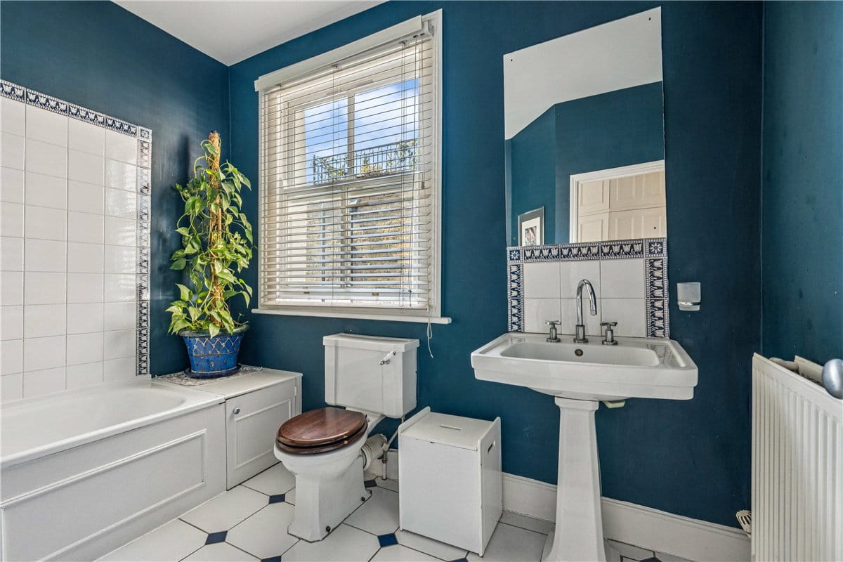 3 bedroom flat, Queensmill Road, London SW6 - Available