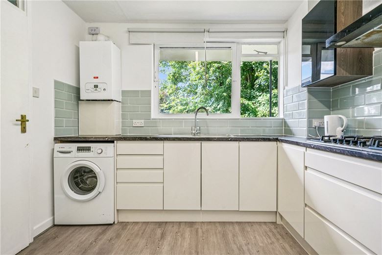3 bedroom flat, Carlton Drive, London SW15 - Let Agreed