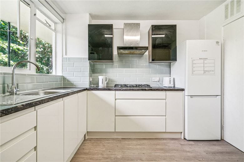 3 bedroom flat, Carlton Drive, London SW15 - Let Agreed
