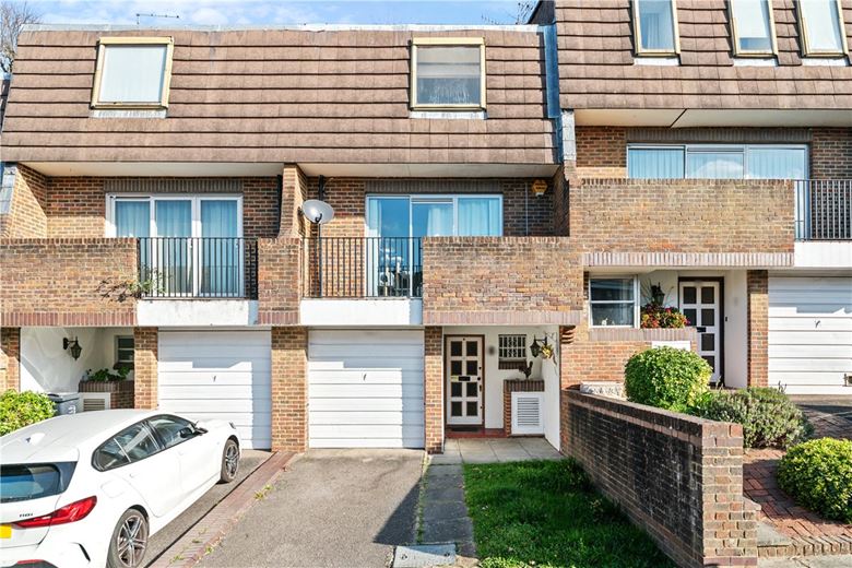 3 bedroom house, Heights Close, London SW20 - Available