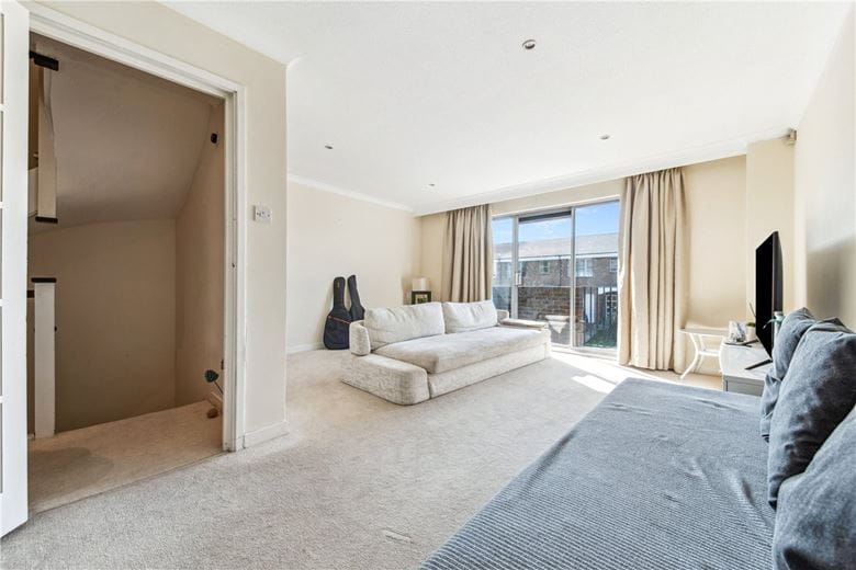 3 bedroom house, Heights Close, London SW20 - Available