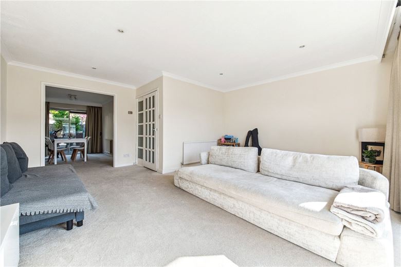 3 bedroom house, Heights Close, London SW20 - Available