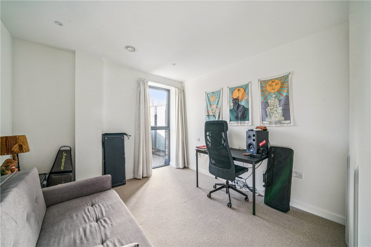2 bedroom flat, Beatrice Place, London SW19 - Available