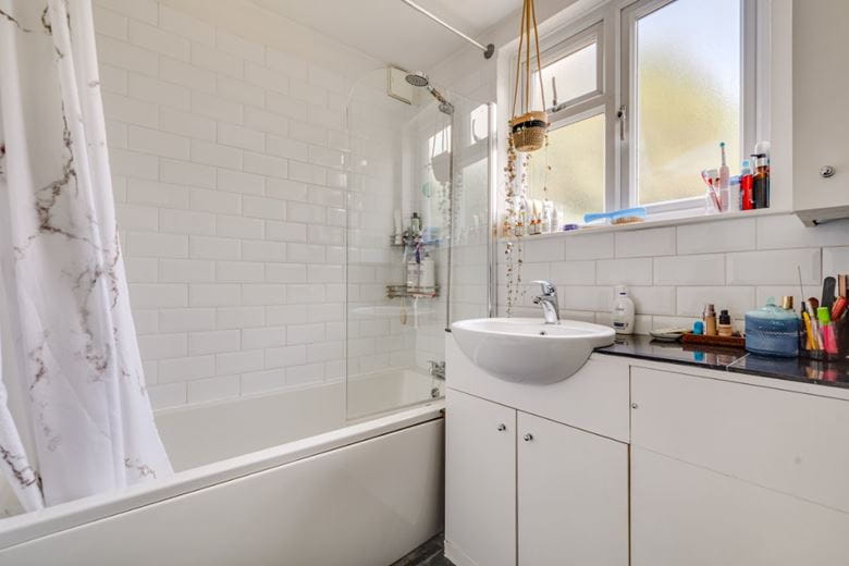 1 bedroom flat, Railway Side, London SW13 - Available
