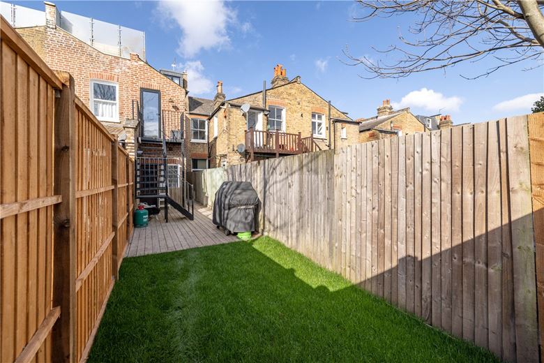 3 bedroom flat, Trentham Street, Wandsworth SW18 - Available