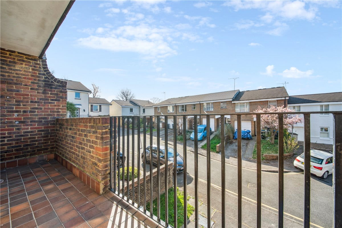 3 bedroom house, Heights Close, Hillview SW20 - Sold STC