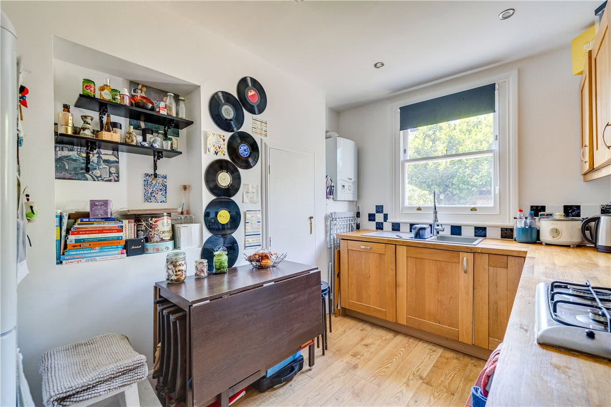 1 bedroom flat, Ringford Road, London SW18 - Available