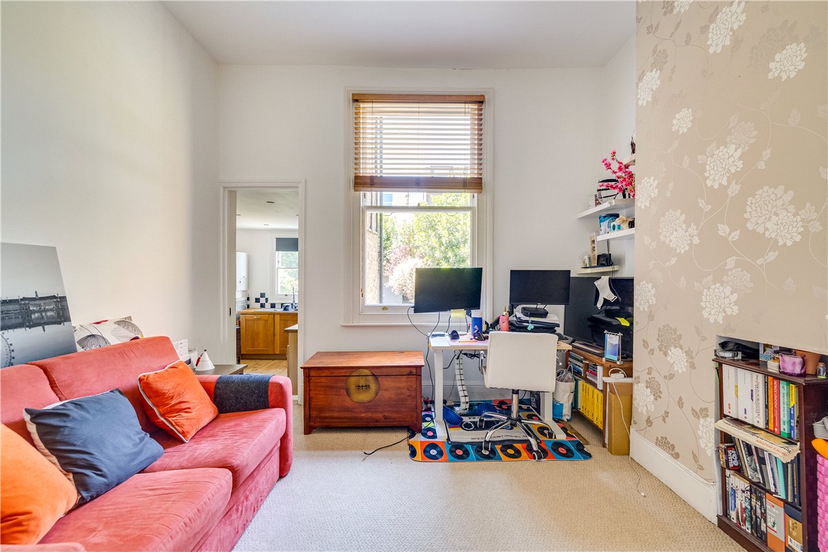1 bedroom flat, Ringford Road, London SW18 - Available