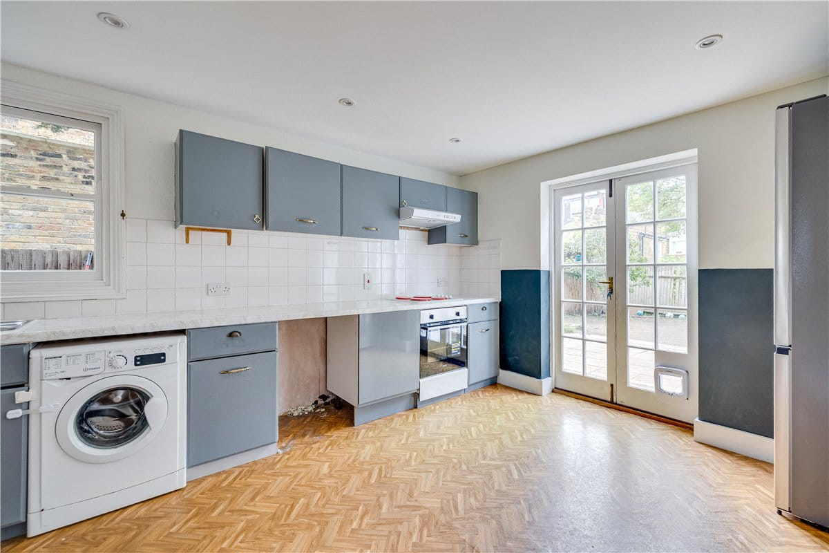 2 bedroom flat, Cromford Road, London SW18 - Available