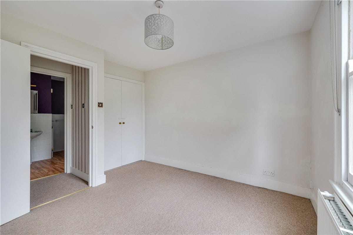 2 bedroom flat, Cromford Road, London SW18 - Available