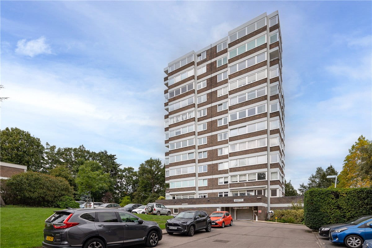 2 bedroom flat, Somerset Road, London SW19 - Available