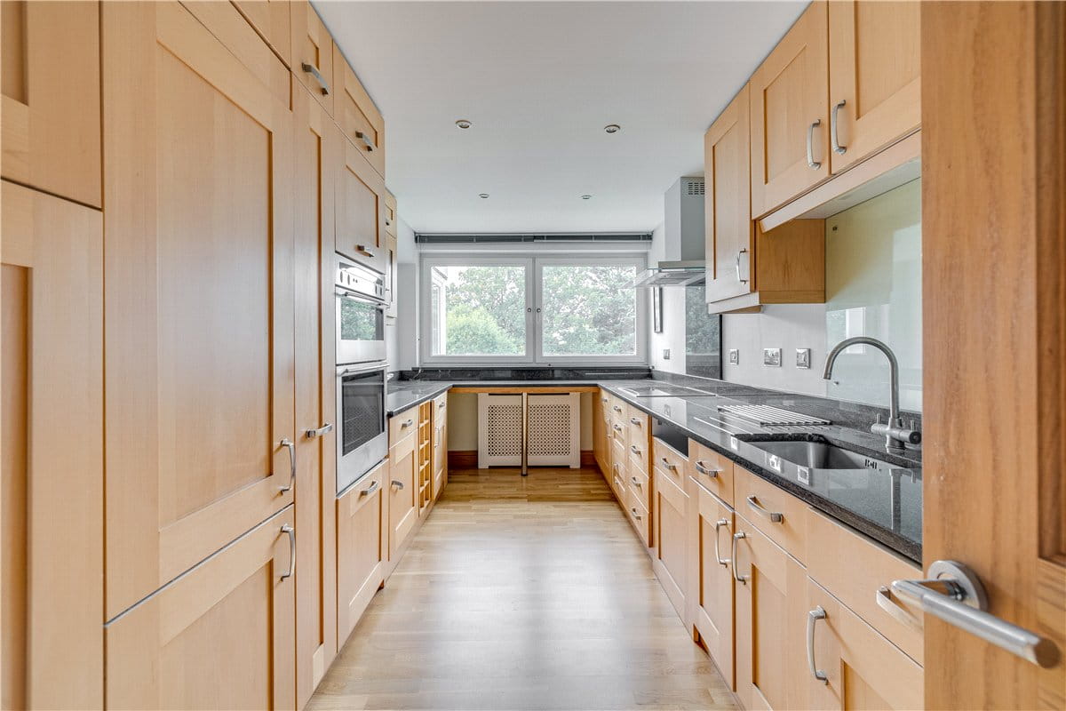2 bedroom flat, Somerset Road, London SW19 - Available