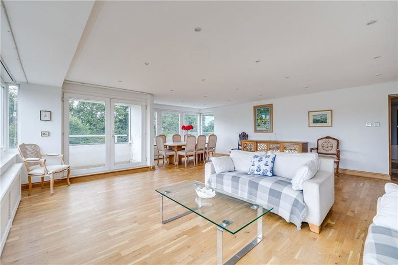 2 bedroom flat, Somerset Road, London SW19 - Available