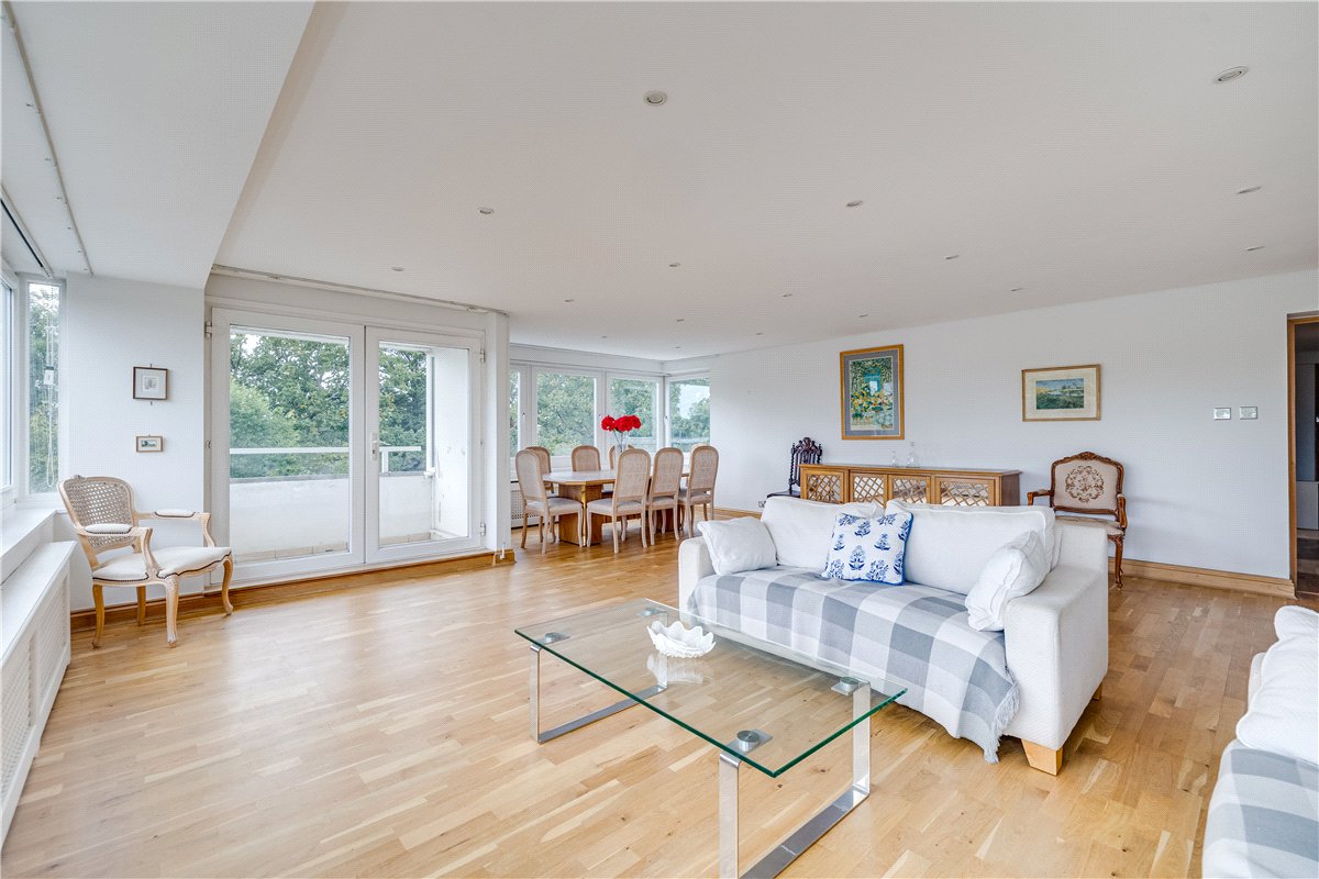 2 bedroom flat, Somerset Road, London SW19 - Available