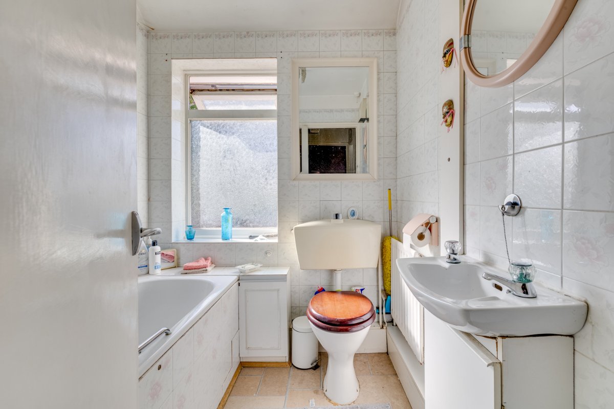 2 bedroom house, Barnes Avenue, London SW13 - Available