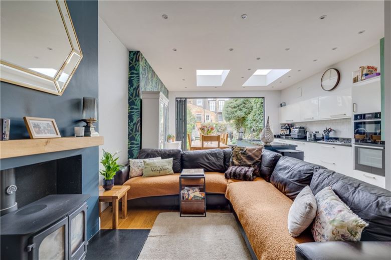 4 bedroom house, Elborough Street, London SW18 - Available