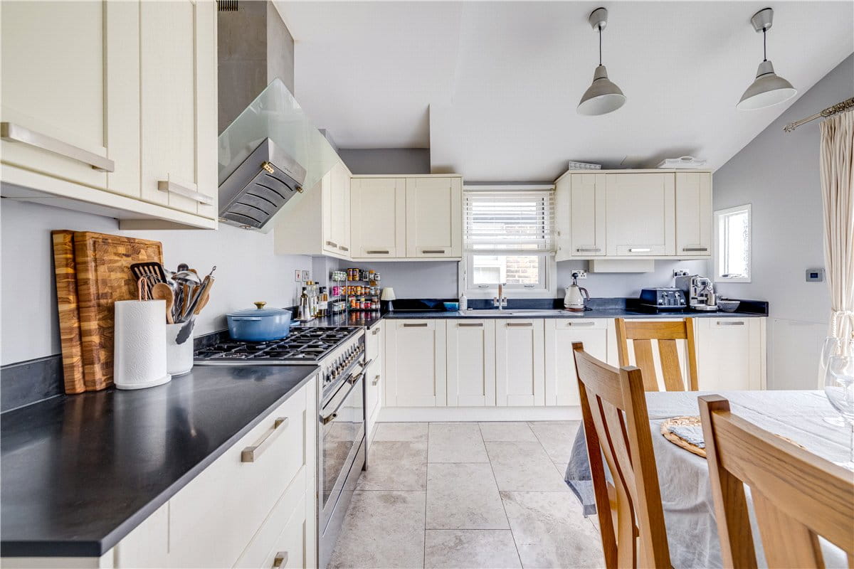 3 bedroom flat, Trentham Street, London SW18 - Available