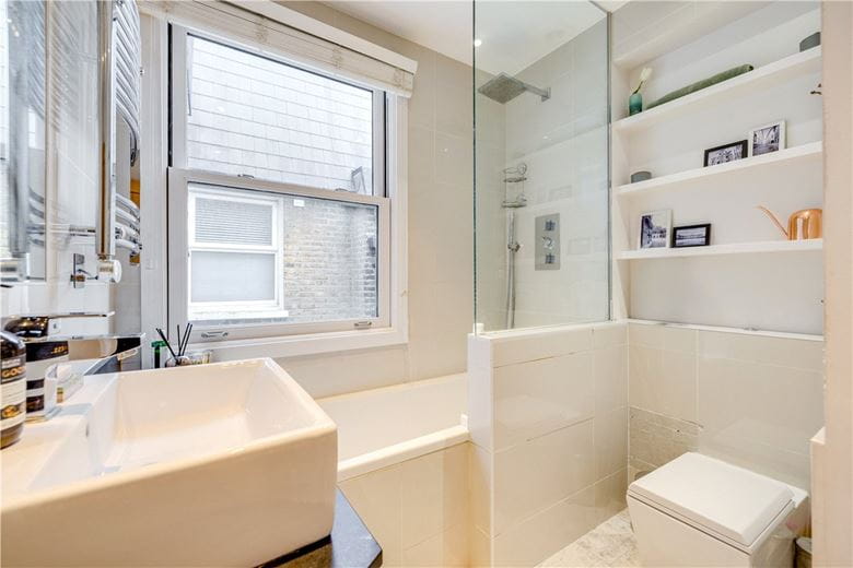 3 bedroom flat, Trentham Street, London SW18 - Available