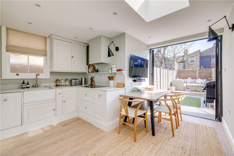 2 bedroom flat, Trentham Street, London SW18 - Available